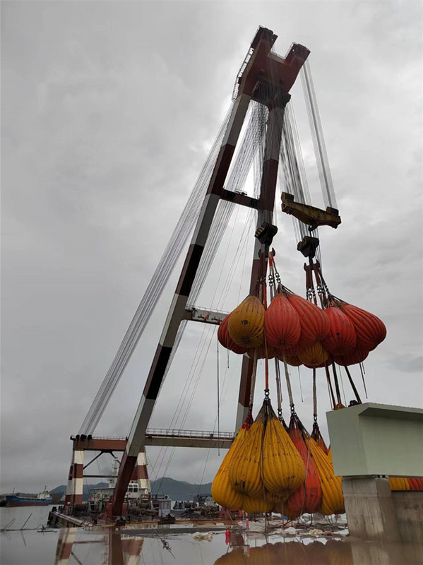 吊机负荷试验水袋，起重机载荷试验服务，吊机吊重试验，浮吊吊重试验，吊重水袋.jpg